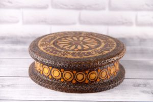 Round wooden jewelry box, Vintage Europe, vintage shop, carved wooden box, round jewelry box, boho chic box, boho jewelry, bohemian interior, okrągła szkatułka, drewniane pudełko z Tatr, Polish folk art