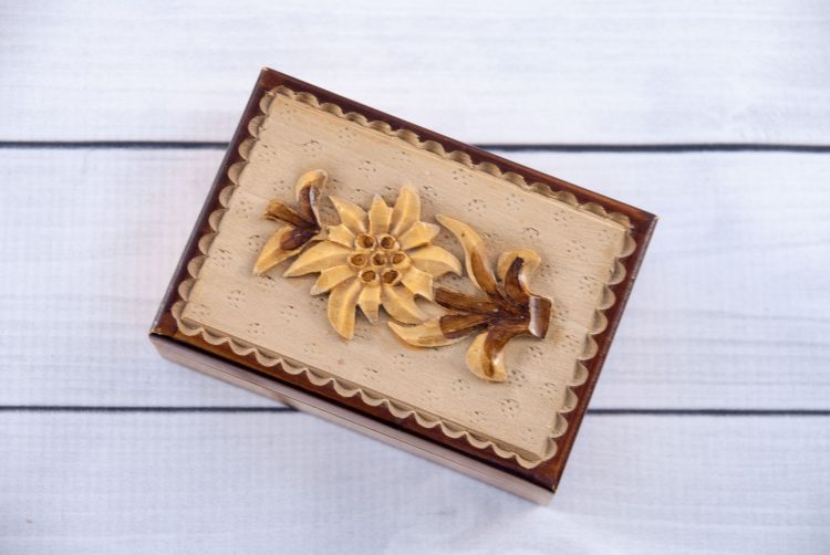 small wooden box, carved wooden box, folk art, folk box, small chest, wooden box with lid, Vintage Europe, vintage shop, szkatułka drewniana, rzeźbiona szkatułka, styl tatrzański