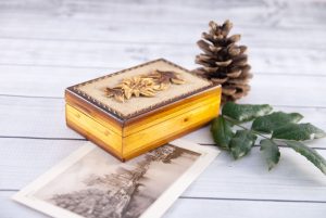 small wooden box, carved wooden box, folk art, folk box, small chest, wooden box with lid, Vintage Europe, vintage shop, szkatułka drewniana, rzeźbiona szkatułka, styl tatrzański